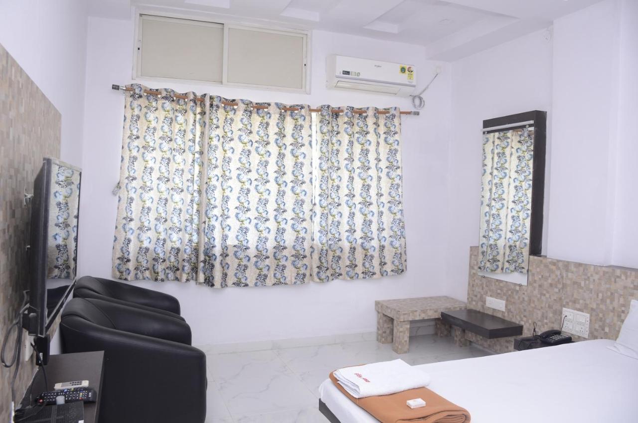 Hotel Mangalam Kurandvad Exteriér fotografie