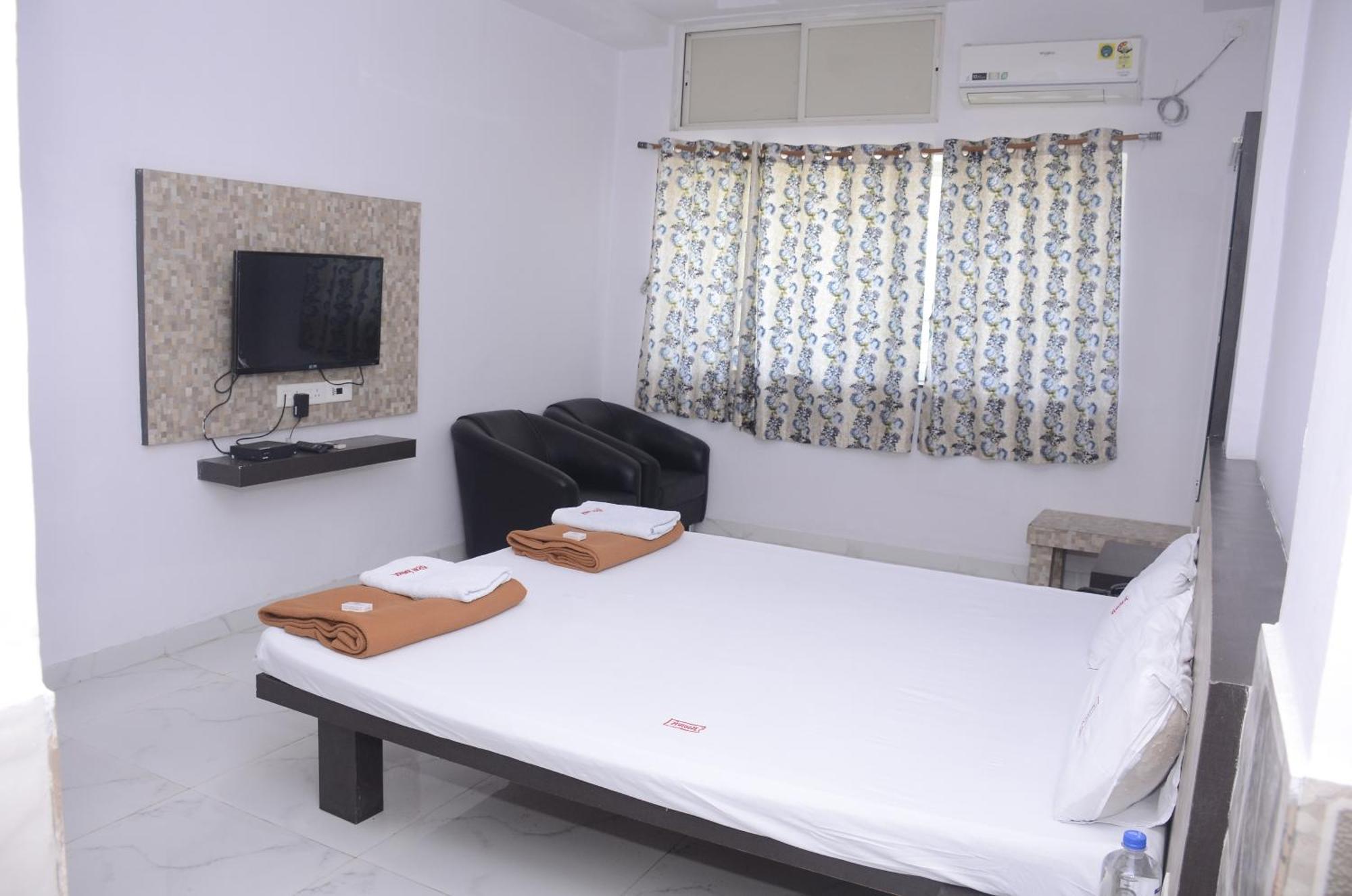 Hotel Mangalam Kurandvad Exteriér fotografie
