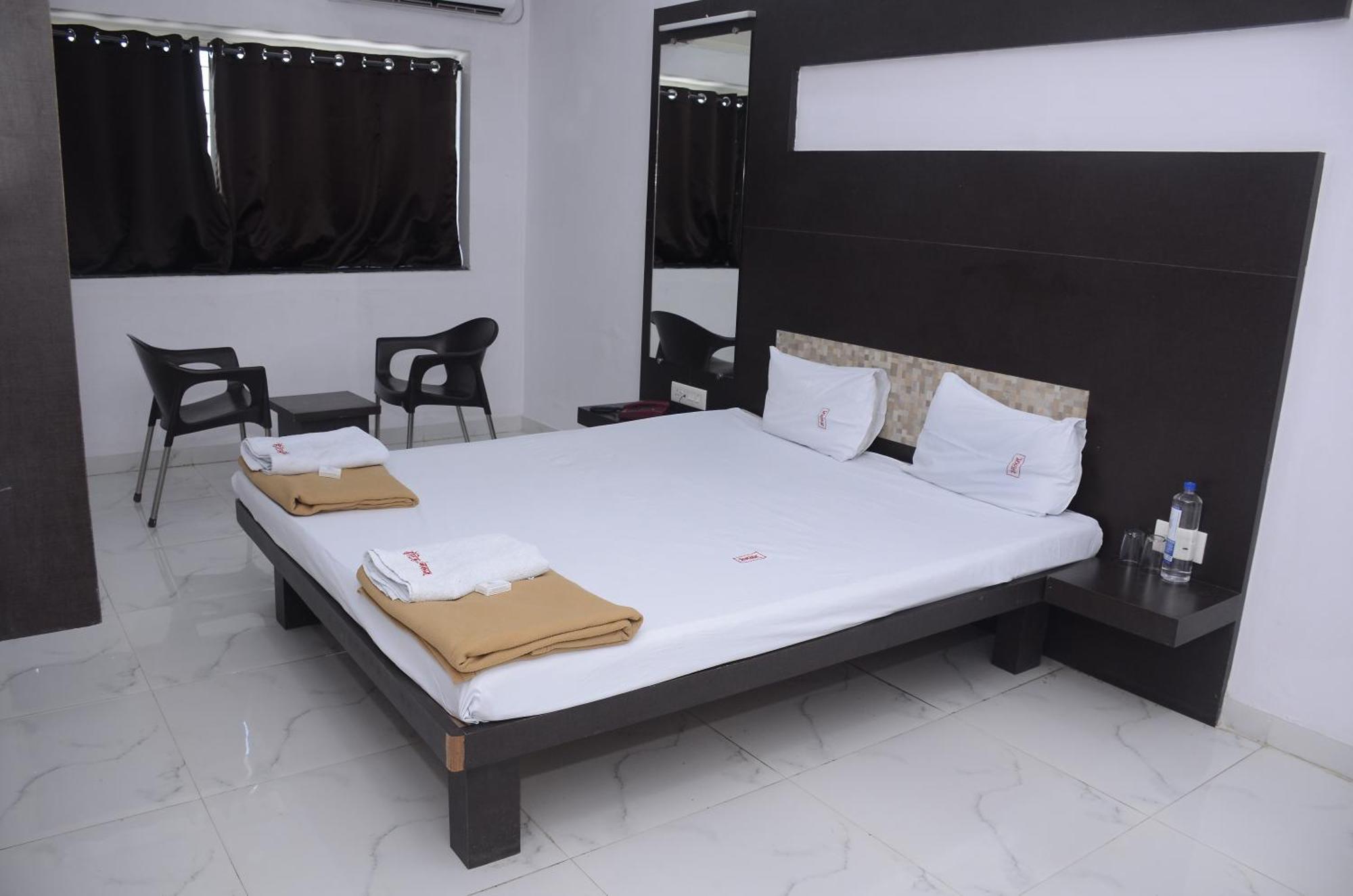 Hotel Mangalam Kurandvad Exteriér fotografie